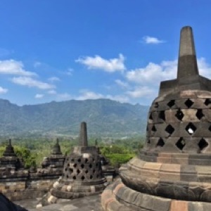 Depuis Yogyakarta, au centre de l'île de Java, on trouve à proximité le temple bouddhique de Borobudur, à l'ouest, et le temple hindouiste de Prambanan, à l'est..#Indonesia #temple #borobudur